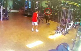 Cô gái tập gym đá cục tạ sắt vì tưởng quả bóng