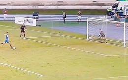 Cầu thủ lấy đà thật xa rồi đi bộ sút hỏng penalty