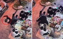 Đám bạn hú hồn với thanh niên say rượu ngã vào bàn nhậu