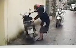 Người đi đường dắt xe máy vào lề giúp tài xế ôtô lách qua chỗ hẹp