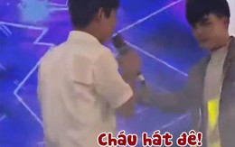 Chàng trai hát đám cưới bị giật mic vì tưởng hát nhép