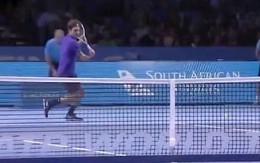 Pha bỏ nhỏ đỉnh cao của Federer khiến Djokovic bất lực