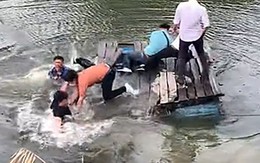 Cả đám ngã xuống sông khi đi bè tự chế