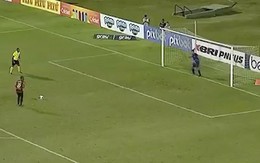 Cầu thủ chạy đà kiểu rùa bò sút hỏng penalty