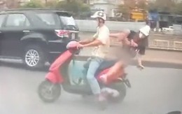 Video hài nhất tuần qua: Cô gái ngồi xe máy một bên ngã xuống đường