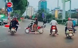 Cô gái hồn nhiên dừng xe máy giữa ngã tư bấm điện thoại