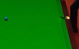 Cựu vô địch snooker thế giới 'bịt mắt' trọng tài để xê dịch bi