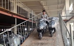 Chàng trai 2 tay dắt 2 xe máy xuống tầng điêu luyện