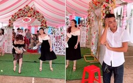 Chàng trai đỏ mặt khi bạn gái bắt được hoa cưới