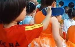 Bé gái cầm dép bắt chước phụ huynh quay video