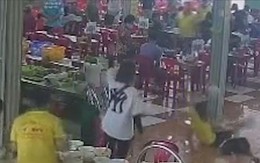 Nam nhân viên 'vồ ếch' khi hớt hải mang đồ cho khách