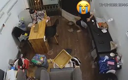 Gia chủ bất lực khi bị ôtô tạt sóng vào nhà khi đường ngập