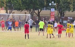 Bé trai bắt penalty phản xạ như điện