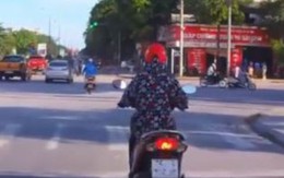 'Ninja' dừng đèn... xanh khiến ôtô phanh cháy lốp: Thua!