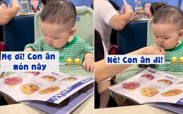 Bé trai chọn món trong menu và được mẹ cho ăn không khí
