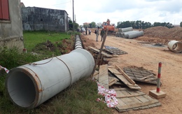 Ống bêtông tuột dây cáp đè chết một công nhân