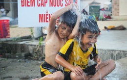 Dân vùng bão 'khát' nước sạch