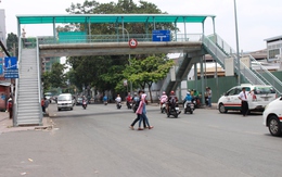 Muốn người dân đi cầu bộ hành, thiết kế đừng 'hành' dân!
