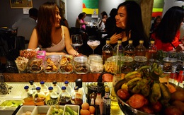 Trong ly cocktail không chỉ có rượu và nước quả...