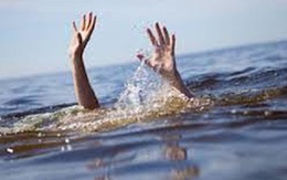 Hai học sinh bị chết đuối ở hố nước cạnh trường