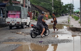 Đường 14 tỉ phập phều như bánh tráng, dân mang đá ra 'vá'