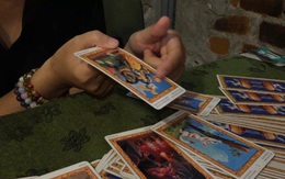 Coi bài Tarot ở Sài Gòn, mê tín hay phong trào?