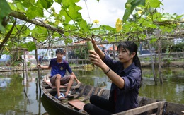 Hai anh em mồ côi cha dắt nhau vào đại học
