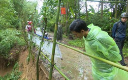 Sông Hiếu 'ăn' đường, hàng trăm hộ dân bất an