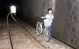 Học sinh 'chui' hầm đường sắt tới trường