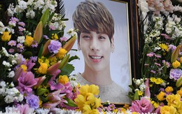 Nghệ sĩ Hàn và fan viếng ngôi sao Kpop Jonghyun (SHINee)