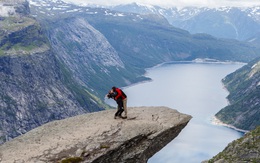 Cao cao trên lưỡi quỷ Trolltunga, có hai người hôn nhau