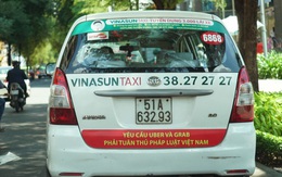 Taxi Vinasun ở Sài Gòn bị yêu cầu tháo bảng phản đối Uber - Grab