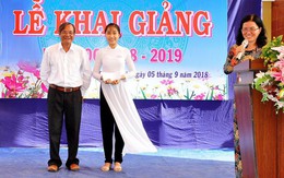 Dạy học bằng cả yêu thương: Cả trường đến với trò nghèo