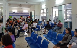 Dân hết cảnh chầu chực chờ tiêm chủng