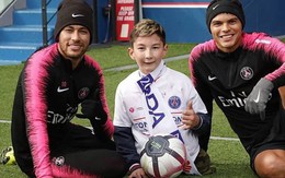 Sao Cavani chơi bóng cùng "cậu bé không chân"