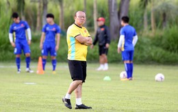 Ông Park sút bóng vào khung thành rồi trầm ngâm chiều 30-11