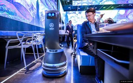 Nhà hàng lẩu đầu tiên sử dụng nhân viên phục vụ bằng robot