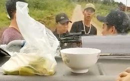 Bán đá cục, chanh dây cũng bị 'xăm trổ' ép giá