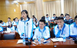 'Đại biểu ngồi đây, bao nhiêu người biết sử dụng bao cao su?'