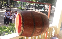 2 trống trường bị 'chôm' hôm 'bão' AFF đã được treo trả tận cổng trường