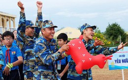 Chiến sĩ trẻ tranh tài với các bé thiếu nhi