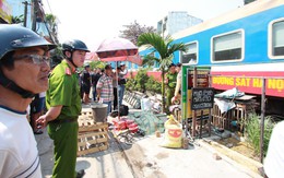 Thương tâm một chị tiếp thị bánh bị tàu hỏa đụng chết