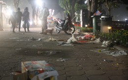 Sau giao thừa, Hồ Gươm tràn ngập rác