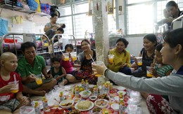 Tuổi Trẻ và bạn đọc khao các bé ung thư mâm cỗ tết