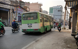 Xe buýt đang chạy rớt bánh, hành khách hoảng loạn