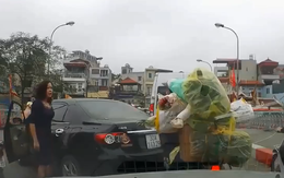 Nữ tài xế lái xe hơi phạm luật còn sửng cồ với người đi xe máy