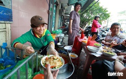 Rong ruổi gánh mì Phú Chiêm