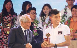 Công Phượng, Văn Đức, Xuân Mạnh nhận cup Tâm Tài