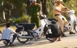 'Xử' người không đội nón bảo hiểm bằng cách xì lốp xe, có hợp lý?