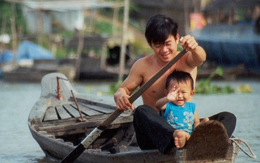 Lạ lùng cha mẹ không nhìn mắt con, cho ngủ hộp... để dạy con